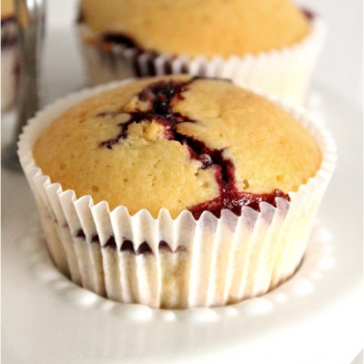 Red Fruit Meringue Cupcakes